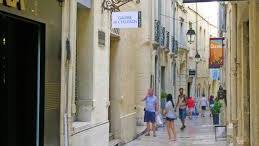 Ecusson shopping street